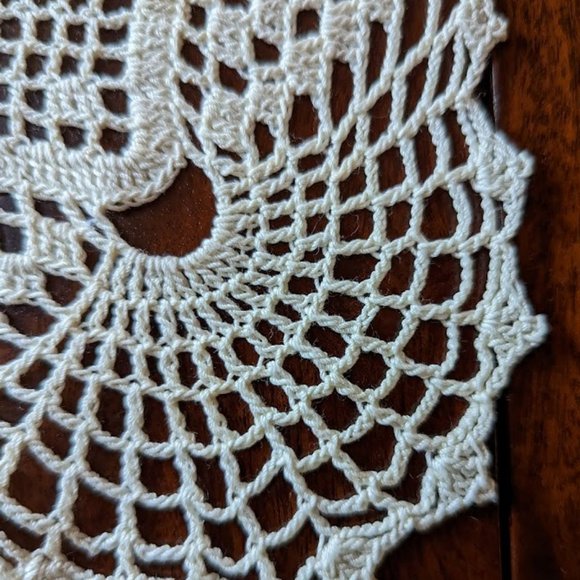 10% OFF Vintage 3-Piece Ecru-Coloured Doilies – c 1940s/1950s - Picture 7 of 8